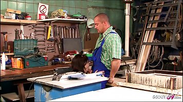 Работяга с завода сношает толстуху в чулках на столе