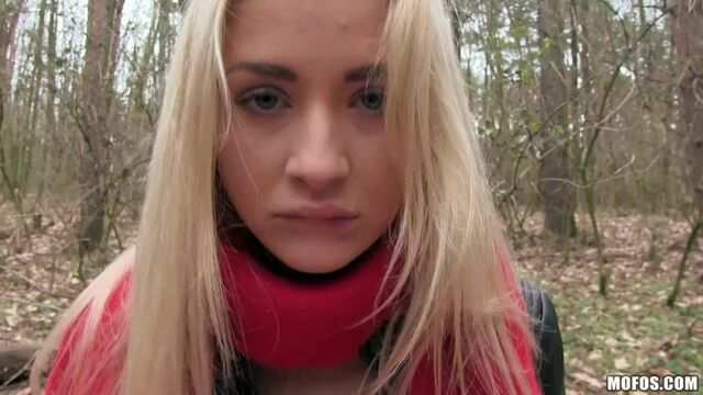 Блондинка с пышными булками делает минет на природе