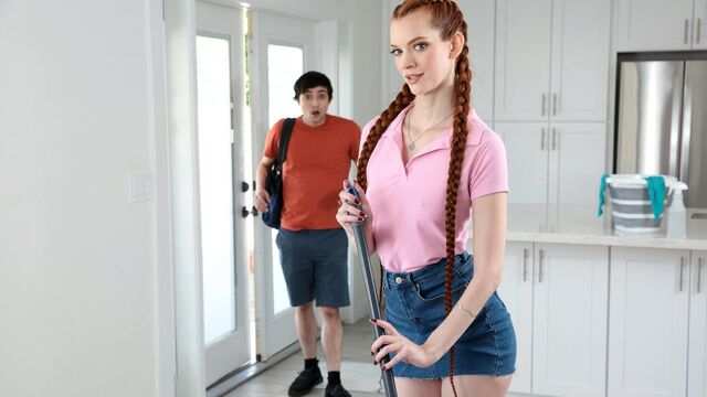 Рыжая девица с длинными косами парня на секс на столе соблазнила