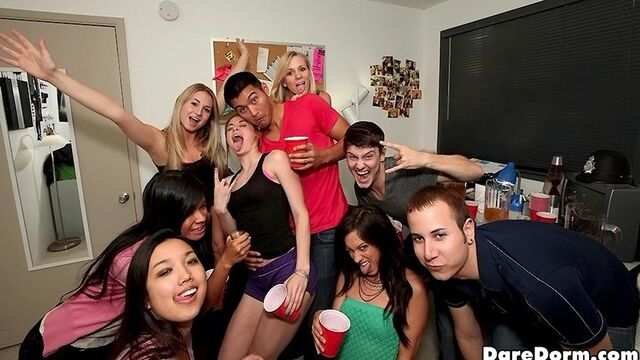 Студентки устроили жаркий секс втроем после сдачи экзаменов